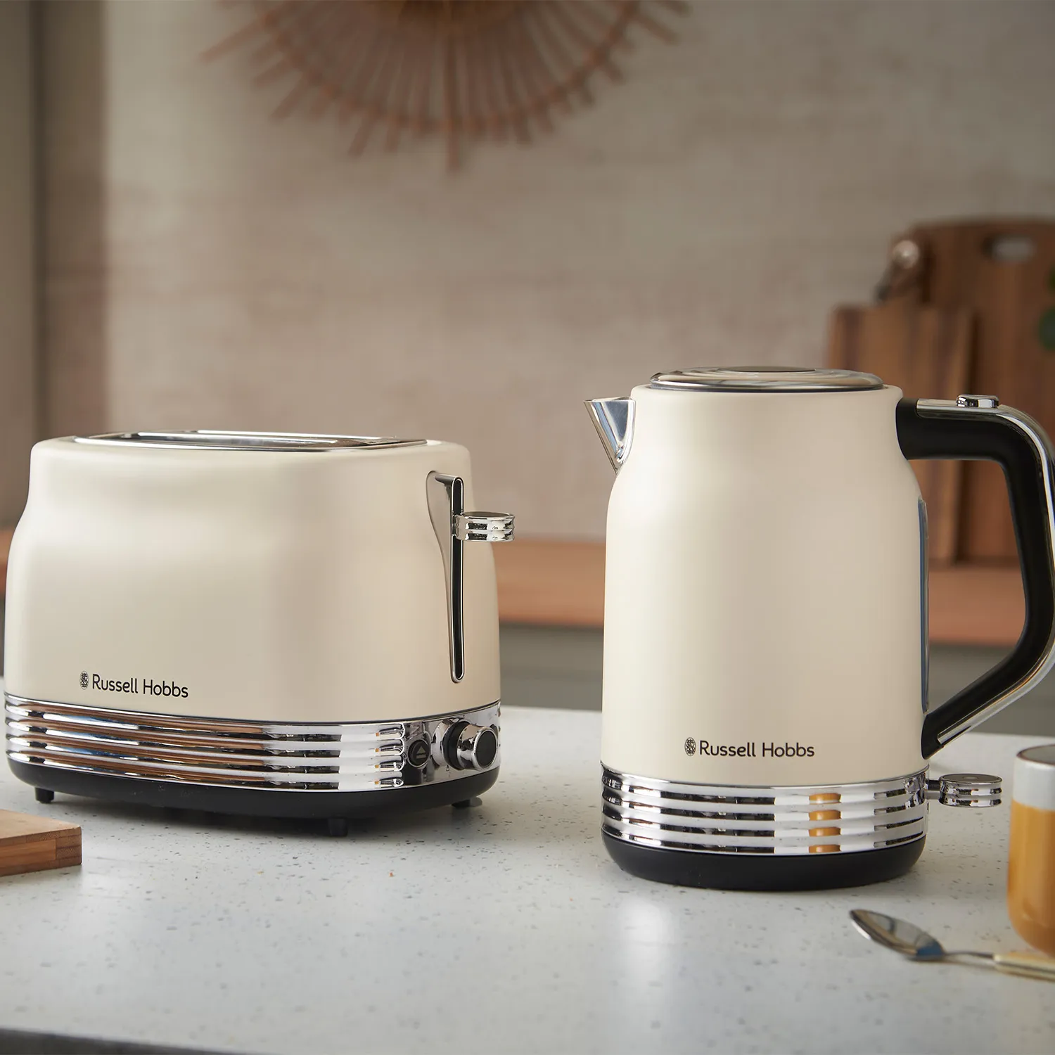 Russell Hobbs Hanley Jasmine 3000W Kettle - Cream | 28640 - Image 9